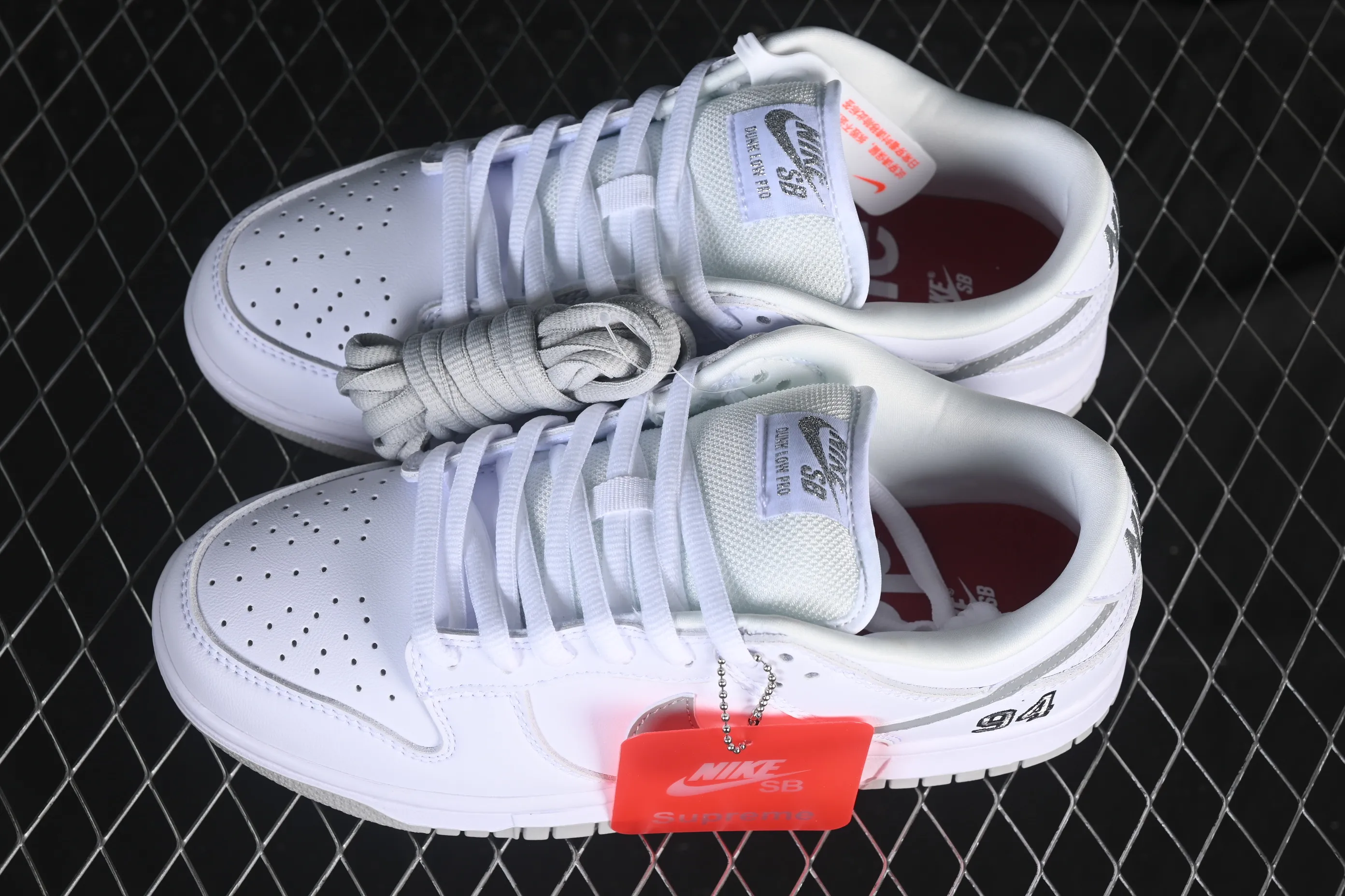 All Categories Nk SB Dunk Series Nk SB Dunk Low Low-top sneakers Supreme x Nike Dunk SB Dunk Low joint white low-top casual skateboard shoes HQ8487-100